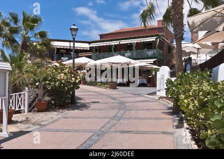 dh Playa del Duque COSTA ADEJE TENERIFE Vacanze turistiche caffè ristorante persone passeggiata ristoranti Foto Stock