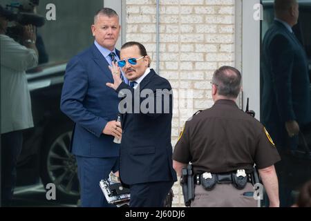 Fairfax, Stati Uniti d'America. 25th Apr 2022. L'attore Johnny Depp arriva per il suo processo anti-diffamazione al tribunale della contea di Fairfax, Virginia, lunedì 25 aprile 2022. Credit: Chris Kleponis/CNP/Sipa USA (RESTRIZIONE: NO New York o New Jersey Quotidiani o giornali entro un raggio di 75 miglia da New York City) Credit: Sipa USA/Alamy Live News Foto Stock