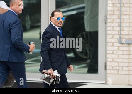 Fairfax, Stati Uniti d'America. 25th Apr 2022. L'attore Johnny Depp arriva per il suo processo anti-diffamazione al tribunale della contea di Fairfax, Virginia, lunedì 25 aprile 2022. Credit: Chris Kleponis/CNP/Sipa USA (RESTRIZIONE: NO New York o New Jersey Quotidiani o giornali entro un raggio di 75 miglia da New York City) Credit: Sipa USA/Alamy Live News Foto Stock