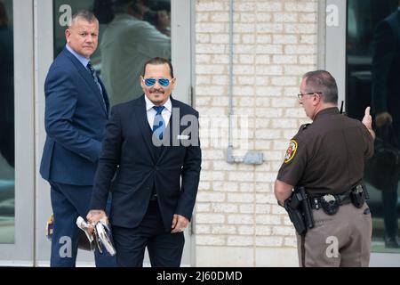 Fairfax, Stati Uniti d'America. 25th Apr 2022. L'attore Johnny Depp arriva per il suo processo anti-diffamazione al tribunale della contea di Fairfax, Virginia, lunedì 25 aprile 2022. Credit: Chris Kleponis/CNP/Sipa USA (RESTRIZIONE: NO New York o New Jersey Quotidiani o giornali entro un raggio di 75 miglia da New York City) Credit: Sipa USA/Alamy Live News Foto Stock