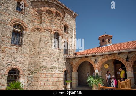 Persone fuori dalla chiesa in Agio Pantes Monastero Meteora , Grecia Foto Stock