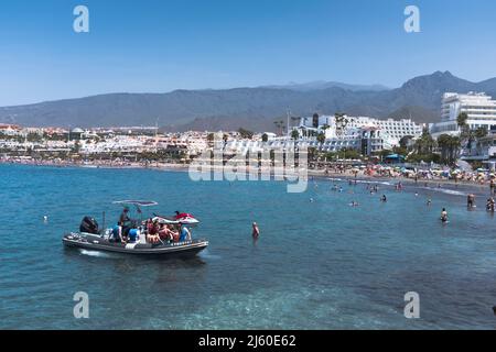 dh Playa de Fanabe COSTA ADEJE TENERIFE vacanza turistica barca viaggio spiaggia persone costa sud spiagge turisti cielo blu Foto Stock
