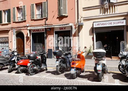 Scooter parcheggiati su una strada a Bologna, Emilia-Romagna, Italia settentrionale, aprile 2022 Foto Stock