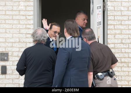 Fairfax, Virginia. 25th Apr 2022. L'attore Johnny Depp ondeggia con i fan durante una pausa dal suo processo anti-diffamazione al tribunale della contea di Fairfax a Fairfax, VA, lunedì 25 aprile 2022. Credit: Chris Kleponis/CNP (RESTRIZIONE: NO New York o New Jersey Quotidiani o giornali entro un raggio di 75 miglia da New York) Credit: dpa/Alamy Live News Foto Stock