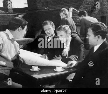 Ronald Lewis, Peter Myers, Hardy Kruger, Jeremy Burnham, in set del British Film, 'Bachelor of Hearts', foto di Albert Clarke, Rank Film Distributors, 1958 Foto Stock