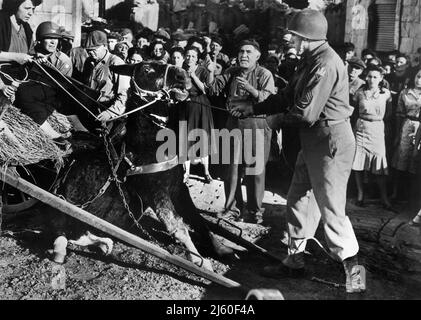 John Hodiak, in set del film, 'A Bell for Adano', 20th Century-Fox, 1945 Foto Stock