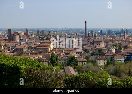 Panorama della città di Bologna dalla Chiesa di San Michele in Bosco, Bologna, Emilia-Romagna, Italia settentrionale, aprile 2022 Foto Stock