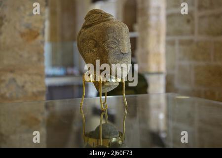 Gaza. 26th Apr 2022. Una statuetta in pietra scoperta di recente, risalente al 2500 a.C. e raffigurante il volto di un'antica dea, è esposta in un museo di Gaza, il 26 aprile 2022. Il Ministero del Turismo e delle Antichità a Gaza ha rivelato la statuetta in pietra trovata da un agricoltore palestinese nella striscia meridionale di Gaza, città di Khan Younis. Credit: Rizek Abdeljawad/Xinhua/Alamy Live News Foto Stock