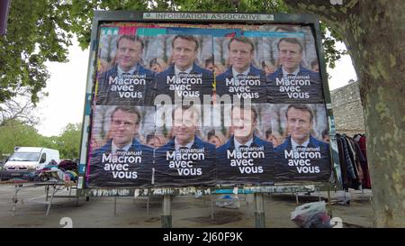 Arles, Provenza, Francia - 20 aprile 2022: Poster elettorali Emmanuel Macron su una strada di Arles città per le elezioni presidenziali francesi di Foto Stock