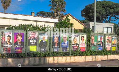 Hyeres, Francia - 15 aprile 2022: Manifesti elettorali dei politici francesi. Nathalie Arthaud, Fabien Roussel, Emmanuel Macron, Marine le Pen, Jean Lassalle Foto Stock