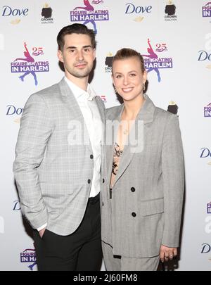 New York, Stati Uniti. 25th Apr 2022. Zachary Donohue e Madison Hubbell partecipano al 2022 Figure Skating in Harlem Gala ospitato da Vlad Duthiers e onorando ESI Egglestone Bracey, Lorine Pendleton, Bernice DeAbreu, Whoopi Goldberg e Valerie Simpson tenutosi a Gotham Hall NY, NY, il 25 aprile 2022. Credit: Sipa USA/Alamy Live News Foto Stock