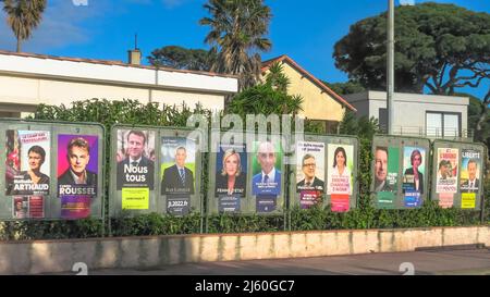 Hyeres, Francia - 15 aprile 2022: Manifesti elettorali dei politici francesi. Nathalie Arthaud, Fabien Roussel, Emmanuel Macron, Marine le Pen, Jean Lassalle Foto Stock