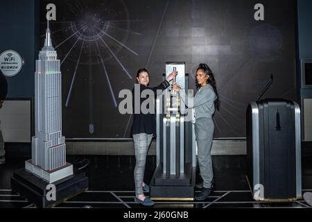 New York, Stati Uniti. 26th Apr 2022. L'indiscusso campione del mondo di peso leggero Katie Taylor d'Irlanda (L) e il campione del mondo di sette divisioni Amanda Serrano di Porto Rico si pongono durante un evento promozionale presso l'Empire state Building. Le due top boxer al mondo hanno acceso le luci dell'iconico monumento storico di New York con i colori dell'Irlanda e di Porto Rico in vista della loro storia combattendo al Madison Square Garden per l'indiscusso titolo mondiale di peso leggero il sabato. Credit: Enrique Shore/Alamy Live News Foto Stock