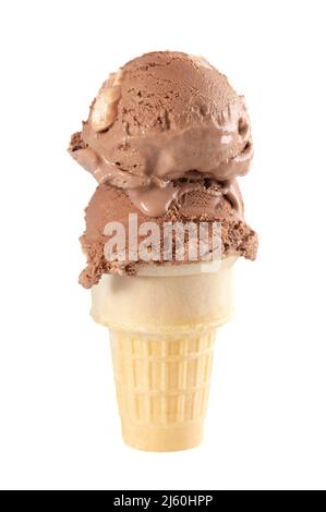 Cioccolato Rocky Road Ice Cream Cone su sfondo bianco Foto Stock
