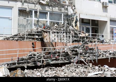 Odessa, Ucraina. 24th Mar 2022. Le rovine di un edificio distrutto dopo che un razzo ha colpito un edificio residenziale a più piani. Sono stati uccisi almeno otto civili, altri 18 feriti. Guerra della Russia contro l'Ucraina. (Foto di Viacheslav Onyshchenko/SOPA Images/Sipa USA) Credit: Sipa USA/Alamy Live News Foto Stock