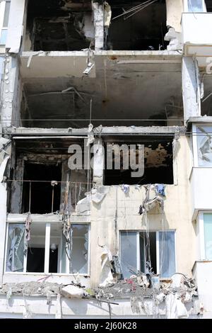 Odessa, Ucraina. 24th Mar 2022. Un edificio residenziale distrutto dopo che un razzo ha colpito un edificio residenziale a più piani. Sono stati uccisi almeno otto civili, altri 18 feriti. Guerra della Russia contro l'Ucraina. (Foto di Viacheslav Onyshchenko/SOPA Images/Sipa USA) Credit: Sipa USA/Alamy Live News Foto Stock