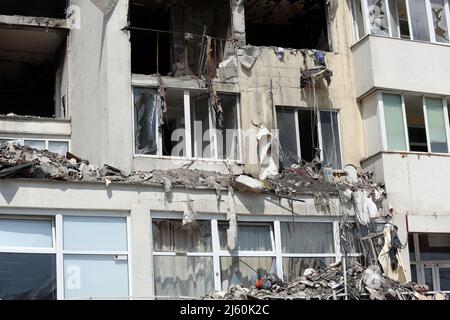 Odessa, Ucraina. 24th Mar 2022. Un edificio residenziale distrutto dopo che un razzo ha colpito un edificio residenziale a più piani. Sono stati uccisi almeno otto civili, altri 18 feriti. Guerra della Russia contro l'Ucraina. (Foto di Viacheslav Onyshchenko/SOPA Images/Sipa USA) Credit: Sipa USA/Alamy Live News Foto Stock