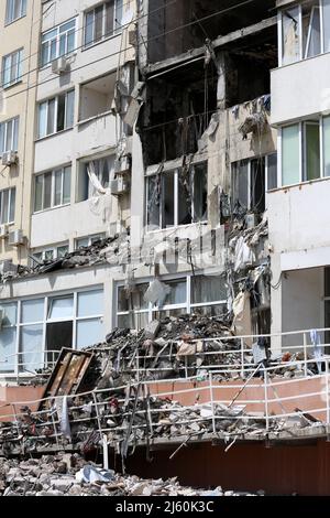 Odessa, Ucraina. 24th Mar 2022. Un edificio residenziale distrutto dopo che un razzo ha colpito un edificio residenziale a più piani. Sono stati uccisi almeno otto civili, altri 18 feriti. Guerra della Russia contro l'Ucraina. (Foto di Viacheslav Onyshchenko/SOPA Images/Sipa USA) Credit: Sipa USA/Alamy Live News Foto Stock