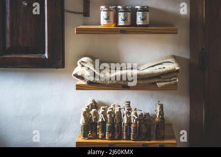 Ruta de las Flores, El Salvador - 29 gennaio 2022: Tre mensole in legno con vasetti di miele e salse e tela di burlap Foto Stock