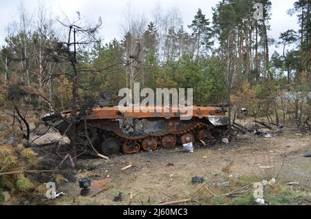 Dmytrivka, regione di Kyiv, Ucraina - 13 aprile 2022: Distrutta l'attrezzatura militare dell'esercito russo a seguito dei contrattacchi delle forze ucraine. Foto Stock