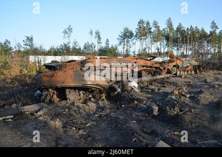 Dmytrivka, regione di Kyiv, Ucraina - 14 aprile 2022: Distrutta l'attrezzatura militare dell'esercito russo a seguito dei contrattacchi delle forze ucraine. Foto Stock