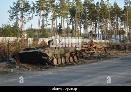 Dmytrivka, regione di Kyiv, Ucraina - 14 aprile 2022: Distrutta l'attrezzatura militare dell'esercito russo a seguito dei contrattacchi delle forze ucraine. Foto Stock