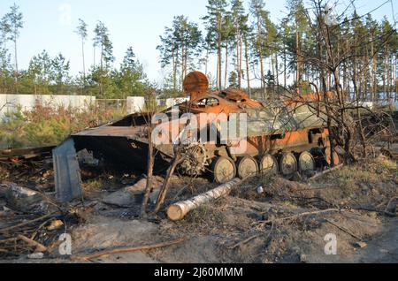 Dmytrivka, regione di Kyiv, Ucraina - 14 aprile 2022: Distrutta l'attrezzatura militare dell'esercito russo a seguito dei contrattacchi delle forze ucraine. Foto Stock