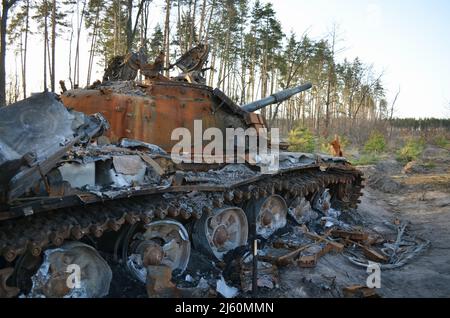 Dmytrivka, regione di Kyiv, Ucraina - 14 aprile 2022: Distrutta l'attrezzatura militare dell'esercito russo a seguito dei contrattacchi delle forze ucraine. Foto Stock