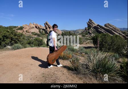 Agua Dulce, California, USA 17th Aprile 2022 esclusivo Photo Shoot of Musician/Singer Ury Summers pone ad un photo shoot al Parco Naturale di Vasquez Rocks il 17 Aprile 2022 ad Agua Dulce, California, USA. Foto di Barry King/Alamy Stock Foto Foto Stock