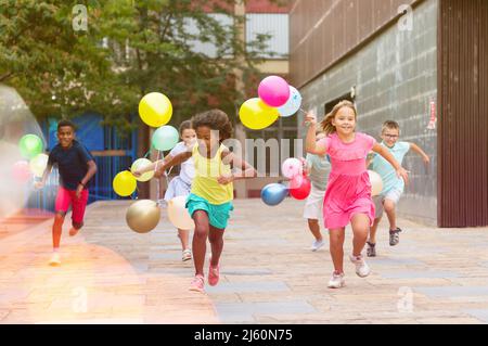 allegri bambini in festa cappellini ballare durante felice compleanno  celebrazione a casa, banner, immagine stock Foto stock - Alamy
