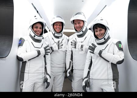 Equipaggio-4 astronauti, da sinistra, Jessica Watson, specialista della missione; Bob Hines, Pilota; Kjell Lindgren, comandante e Samantha Cristoforetti, specialista della missione, posano fuori SpaceX's Crew Dragon, nominato Freedom dall'equipaggio Crew-4, durante una prova di vestito secco al Kennedy Space Center in Florida il 20 aprile 2022. Crew-4 lancerà gli astronauti alla Stazione spaziale Internazionale come parte del programma Commercial Crew della NASA. SpaceX e la NASA si rivolgono non prima di mercoledì 27 aprile al lancio di Falcon 9 di Crew-4, la quarta missione di spedizione scientifica di Dragon alla Stazione spaziale Internazionale, Foto Stock