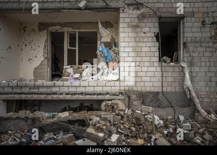 Borodyanka, Ucraina. 26th Apr 2022. Un gatto siede in una finestra di un edificio di appartamenti in un quartiere distrutto dai missili russi, a Borodyanka, Ucraina, martedì 26 aprile, 2022. Il Segretario di Stato degli Stati Uniti Antony Blinken ha detto al Congresso martedì che l'amministrazione Biden non ha visto alcuna prova che il presidente russo Vladimir Putin intende porre fine alla guerra in Ucraina attraverso gli sforzi diplomatici. Foto di Ken Cedeno/UPI Credit: UPI/Alamy Live News Foto Stock