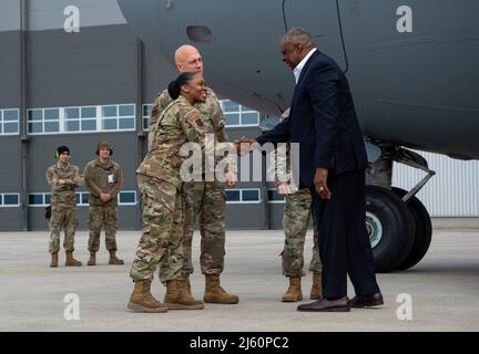 Il Segretario della Difesa degli Stati Uniti Lloyd Austin III (da destra a sinistra) è salutato dalla United States Air Force Briga. Gen. Joshua Olson, 86th Airlift Wing Commander e 86 AW Command Chief Master Sgt. Charmaine Kelley, presso la base aerea di Ramstein, Germania, 25 aprile 2022. Il Segretario Austin ha invitato i Ministri della Difesa e gli alti funzionari militari a Ramstein questa settimana per discutere la crisi in corso in Ucraina e le varie questioni che devono affrontare gli alleati e i partner degli Stati Uniti. (STATI UNITI Air Force foto di Airman 1st Class Jordan Lazaro) Foto Stock