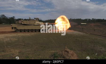 Un M1A2 SEP V3 Abrams principale serbatoio di battaglia spara giù la portata durante una dimostrazione di fuoco dal vivo durante l'African Land Forces Summit 2022 a Fort Benning, GA. (STATI UNITI Personale fotografico dell'esercito Sgt. Brandon Rickert) Foto Stock