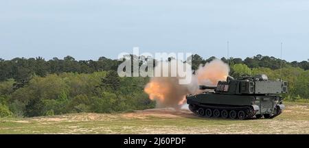 Un modernizzato 109A7 Paladin howitzer, assegnato al 'BattleKings Battaglione,' 1st Battaglione, 9th reggimento artiglieria campo, 2nd Armored Brigade Combat Team, 3rd Divisione fanteria, incendi diretti a una linea di vista obiettivo come parte dell'unità semestrale sezione artiglieria certificazioni a Fort Stewart, Georgia, 7 aprile 2022. Il fuoco diretto è una tecnica speciale che richiede un alto livello di formazione e richiede che la sezione howitzer operi come un'unità indipendente, contribuendo alla prontezza generale. (STATI UNITI Foto dell'esercito di Sgt. Ryan Ward, batteria Alpha, 1st BN., 9th FAR) Foto Stock