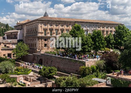 Granada, Spagna - 31 maggio 2016. Uno degli edifici all'interno dell'Alhambra da El Mirador de San Nicolas, Granada, Andalusia, Spagna Foto Stock