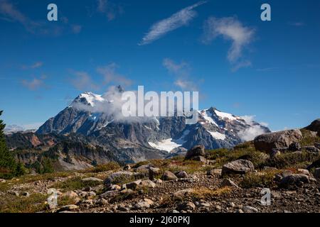 WA21454-00...WASHINGTON - Mount Shuksan visto dal Chain Lakes Trail nella zona di Mount Baker Wilderness. Foto Stock