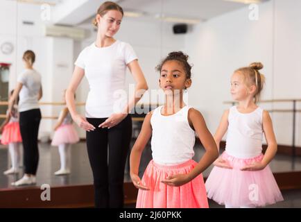 Insegnante di balletto e due bambine Foto Stock