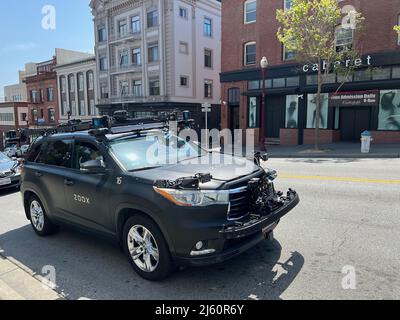San Francisco, Stati Uniti. 26th Apr 2022. Un veicolo autonomo Zoox è parcheggiato a San Francisco il 26 aprile 2004. Zoox è un'azienda di veicoli autonomi e una filiale di Amazon. (Foto di Samuel Rigelhaupt/Sipa USA ) Credit: Sipa USA/Alamy Live News Foto Stock