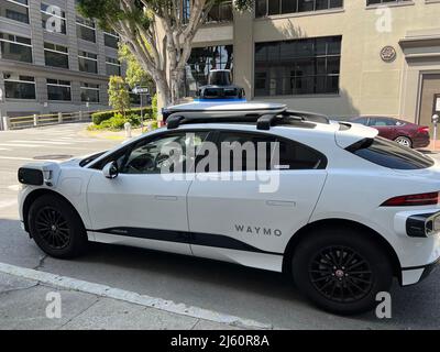 San Francisco, Stati Uniti. 26th Apr 2022. Un veicolo autonomo Waymo è visto a San Francisco il 26 aprile 2022. Waymo è un'azienda di sviluppo di tecnologia di guida autonoma americana ed è una filiale di Alphabet Inc, la società madre di Google. (Foto di Samuel Rigelhaupt/Sipa USA ) Credit: Sipa USA/Alamy Live News Foto Stock