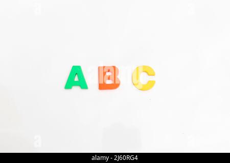 ABC alfabeto magnetico in plastica su sfondo bianco Foto Stock