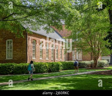 Studenti che vanno e vanno a piedi da e per le lezioni nel campus della University of Alabama vicino alla Biblioteca Amelia Gayle Gorgas a Tuscaloosa Alabama, USA. Foto Stock