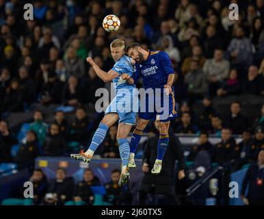 Manchester, Regno Unito. 27th Apr 2022. Oleksandr Zinchenko (L) di Manchester City sfida per un header con Dani Carvajal del Real Madrid durante la semifinale 1st di UEFA Champions League tra Manchester City e Real Madrid a Manchester, in Gran Bretagna, il 26 aprile 2022. Credit: Xinhua/Alamy Live News Foto Stock