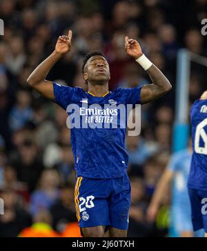 Manchester, Regno Unito. 27th Apr 2022. Il Vinicius Junior di Real Madrid festeggia dopo aver segnato la semifinale della UEFA Champions League a 1st gambe tra Manchester City e Real Madrid a Manchester, in Gran Bretagna, il 26 aprile 2022. Credit: Xinhua/Alamy Live News Foto Stock