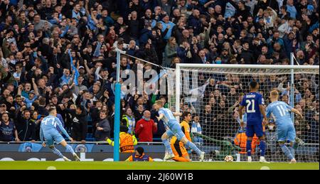 Manchester, Regno Unito. 27th Apr 2022. Kevin De Bruyne di Manchester City (17) festeggia dopo aver segnato il primo gol durante la semifinale a 1st gambe della UEFA Champions League tra Manchester City e Real Madrid a Manchester, in Gran Bretagna, il 26 aprile 2022. Credit: Xinhua/Alamy Live News Foto Stock
