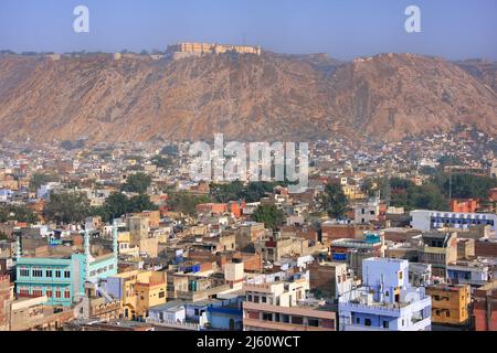 Vista di Nahargarh Fort e Jaipur città sotto in Rajasthan, India. Il forte è stato costruito come un luogo di ritiro sulla cima della cresta sopra il Foto Stock