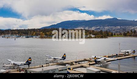 Aerei galleggiante ancorati all'Aeroporto del Porto di Vancouver. Aeroplani aerei al Vancouver Harbour Flight Center Airport-April 11,2022-Vancouver BC, Canada. Traversata Foto Stock