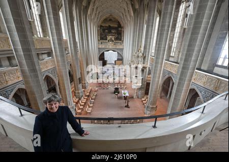 25 aprile 2022, Sassonia-Anhalt, Halle (Saale): Vista sulla massiccia navata. Il pastore Simone Carstens-Kant è in piedi nel loft organo. Per mesi, la chiesa 'Unser lieben Frauen' era un grande cantiere. Nell'ambito del concetto FESR, la casa di culto è stata ristrutturata in conformità con le esigenze di un ordine di conservazione. Il Marktkirche di Halle è uno dei luoghi più visitati e uno dei più importanti edifici in stile tardo gotico della Sassonia-Anhalt. Foto: Heiko Rebsch/dpa Foto Stock