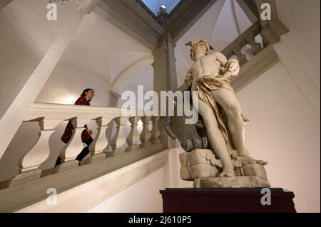 Dresda, Germania. 26th Apr 2022. Un interno delle collezioni d'arte statale di Dresda (SKD) guarda un Hermes barocco appena restaurato da Zittau dalla scalinata inglese nel Residence Palace. Il messaggero in pietra degli dei di una delle case di sepoltura dell'ex cimitero del monastero è in mostra ai piedi della scalinata inglese nel Palazzo del Residence di Dresda fino a metà settembre, annunciando la ricchezza della provincia sassone. Credit: Robert Michael/dpa/Alamy Live News Foto Stock