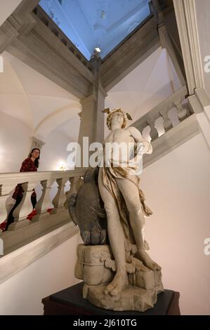 Dresda, Germania. 26th Apr 2022. Un interno delle collezioni d'arte statale di Dresda (SKD) guarda un Hermes barocco appena restaurato da Zittau dalla scalinata inglese nel Residence Palace. Il messaggero in pietra degli dei di una delle case di sepoltura dell'ex cimitero del monastero è in mostra ai piedi della scalinata inglese nel Palazzo del Residence di Dresda fino a metà settembre, annunciando la ricchezza della provincia sassone. Credit: Robert Michael/dpa/Alamy Live News Foto Stock